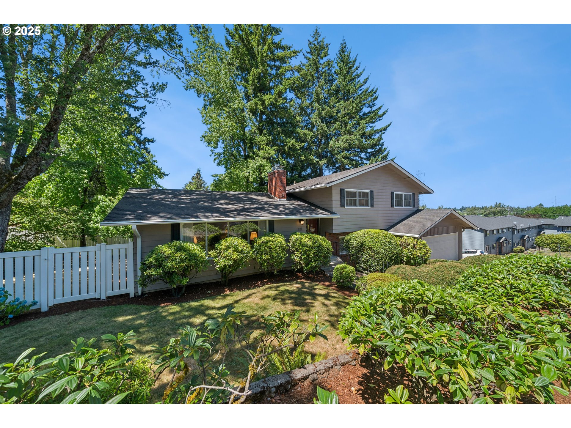 855 NW MAWRCREST DR