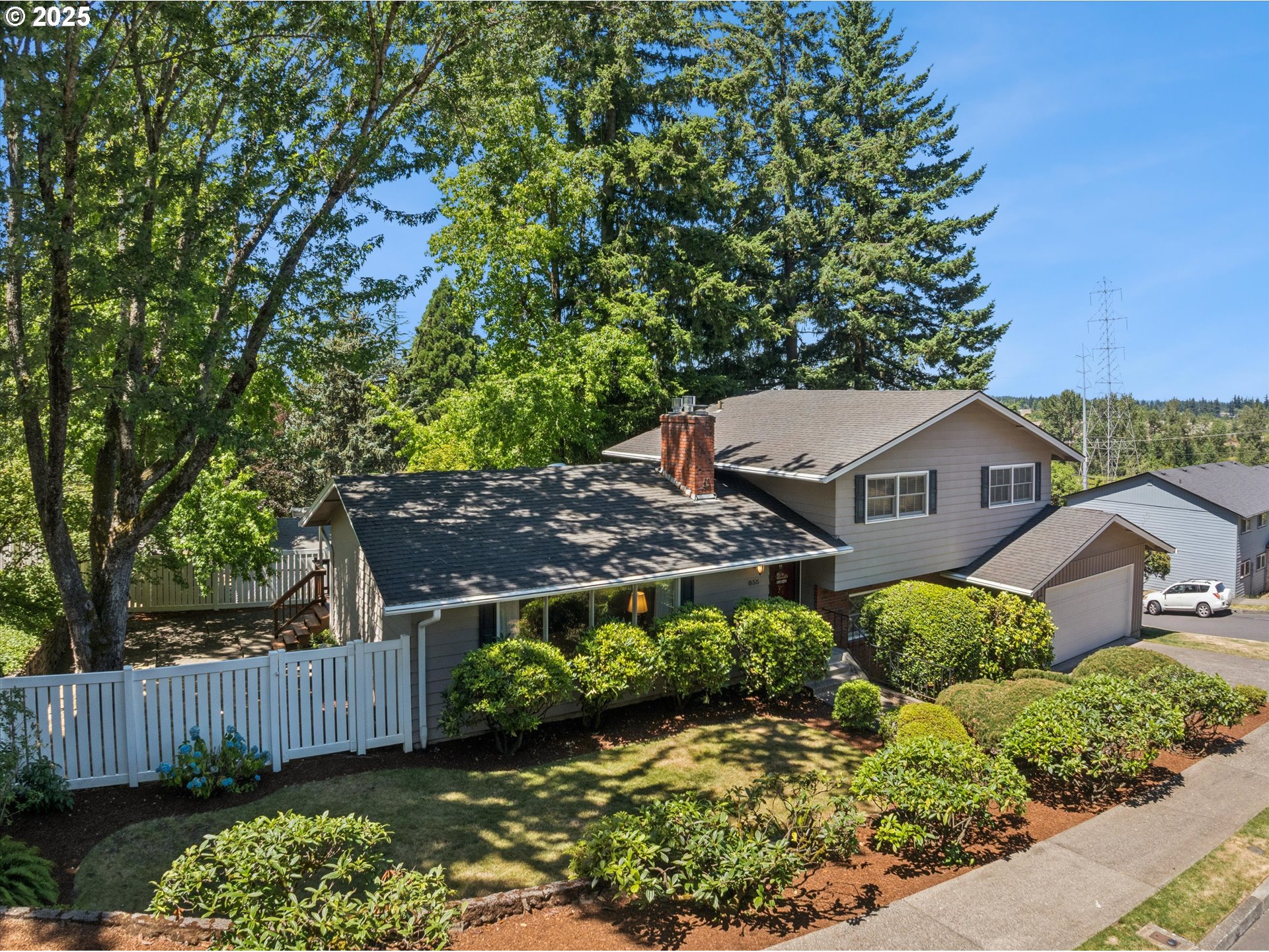 855 NW MAWRCREST DR