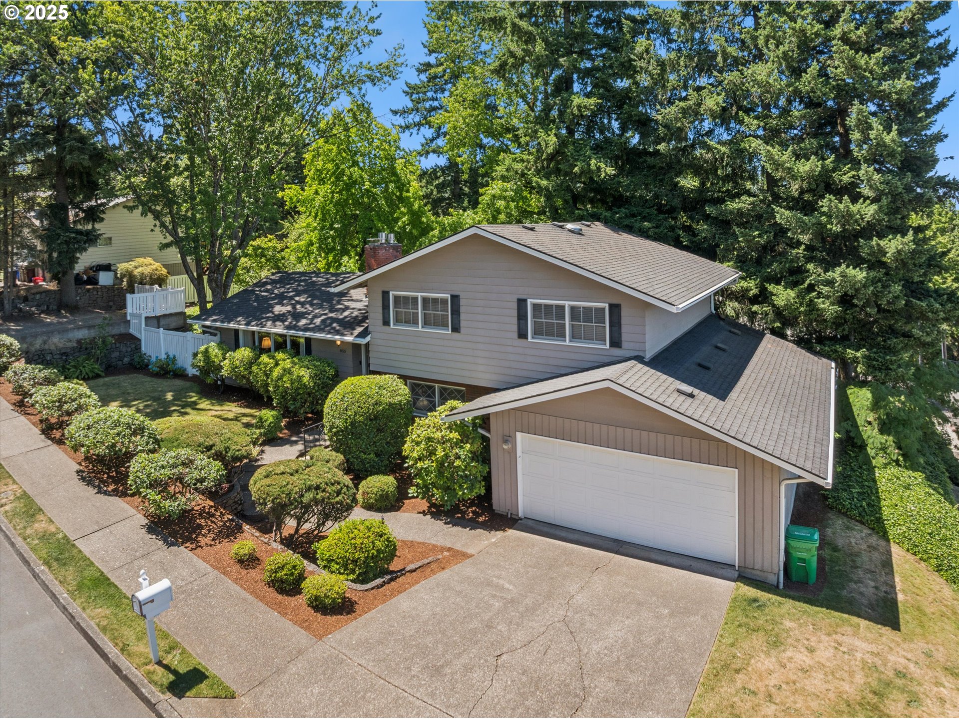 855 NW MAWRCREST DR