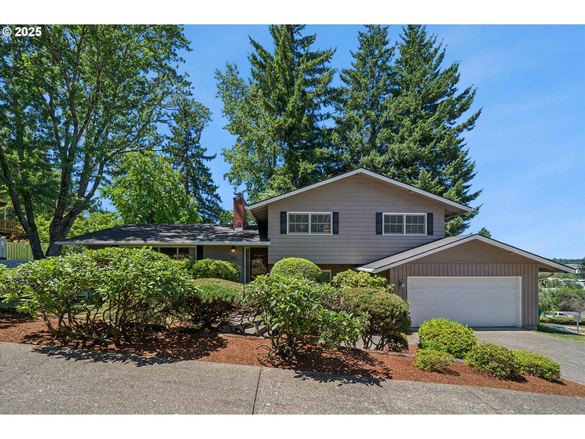 855 NW MAWRCREST DR