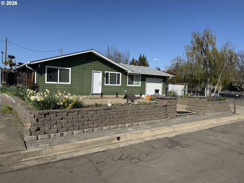 2082 BEL AIR CT 2082 Roseburg OR 97471