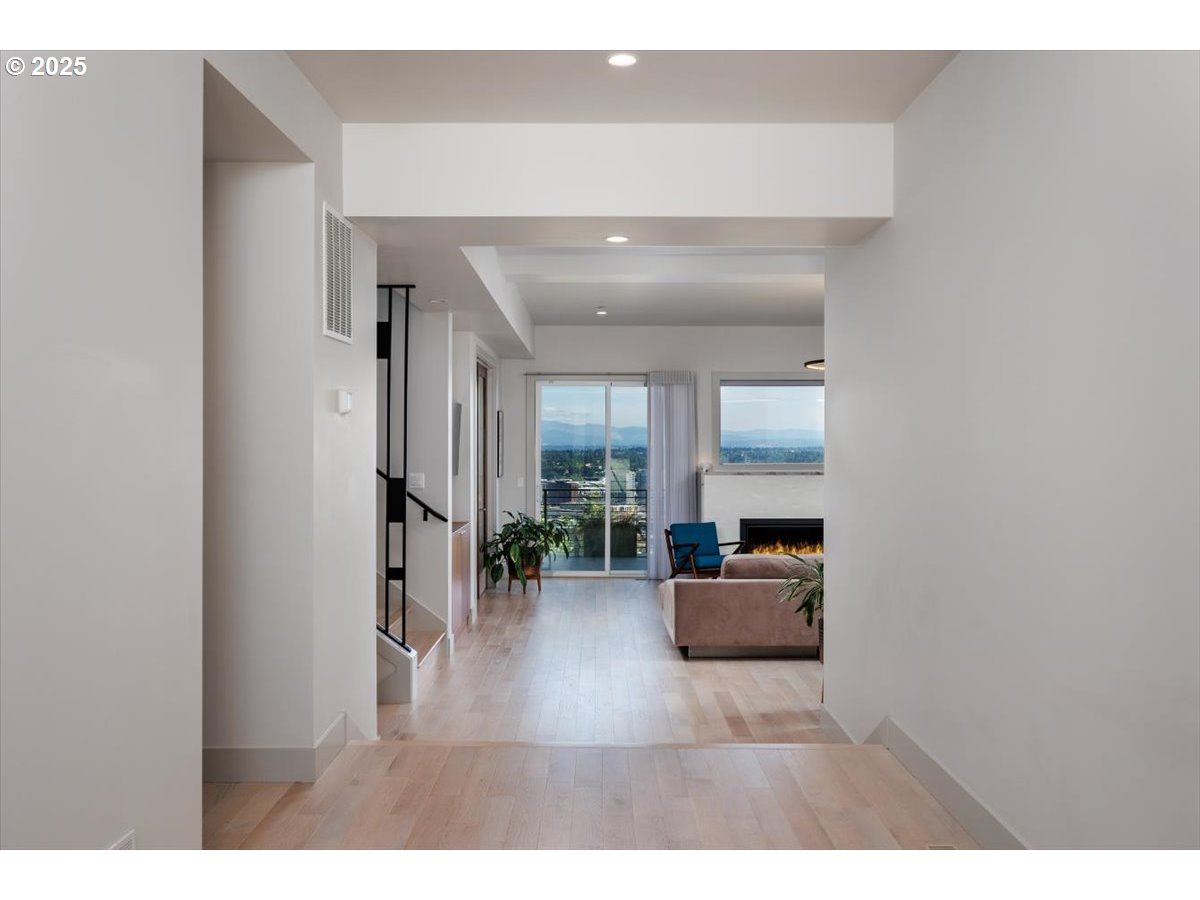 296 NW MAYWOOD DR
