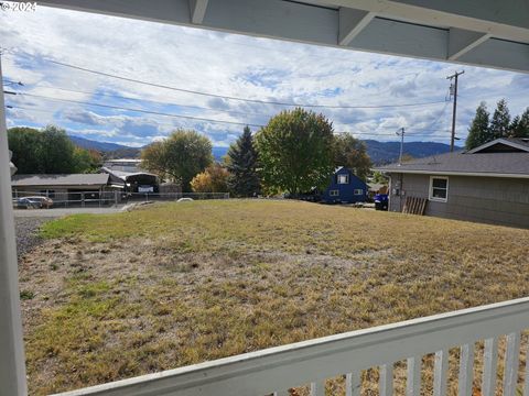 A home in Roseburg