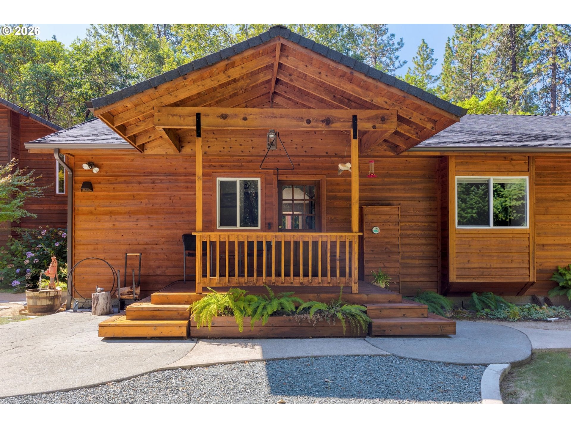 737 PINECREST DR