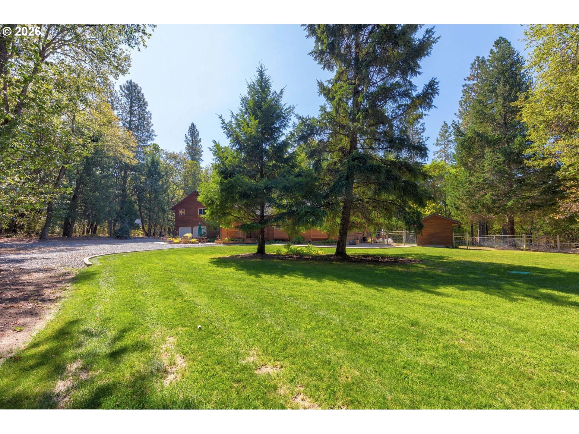 737 PINECREST DR