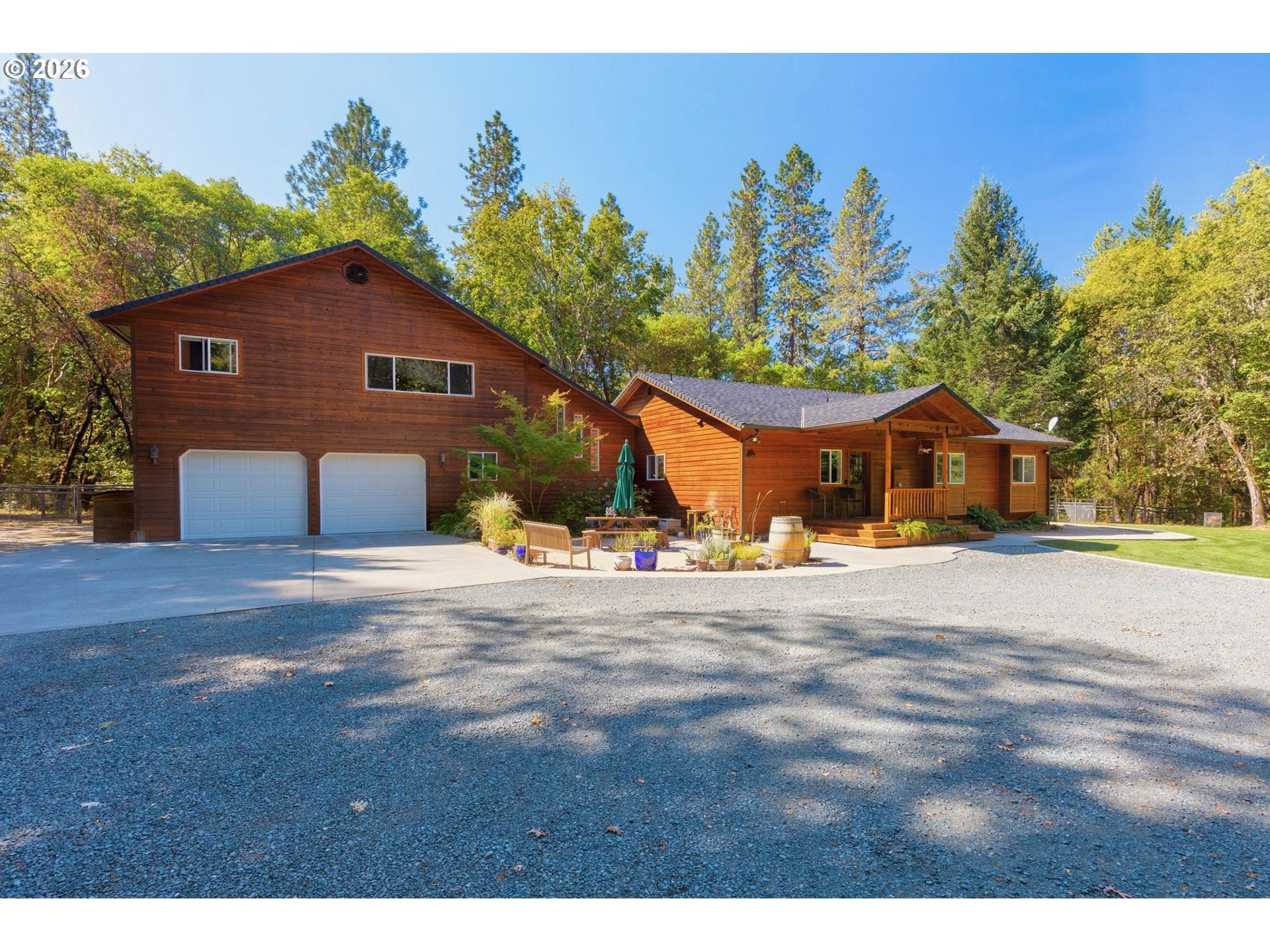 737 PINECREST DR
