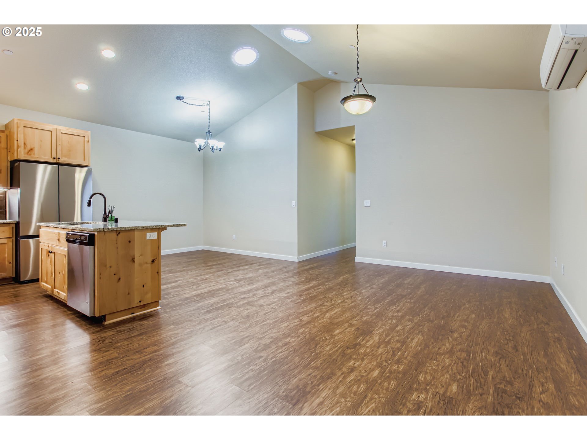 187 N 43RD PL