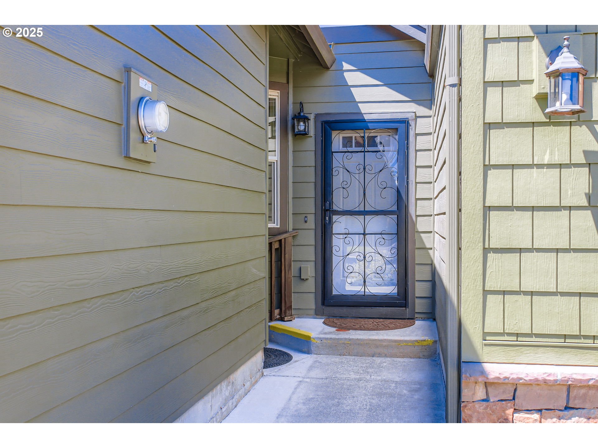187 N 43RD PL