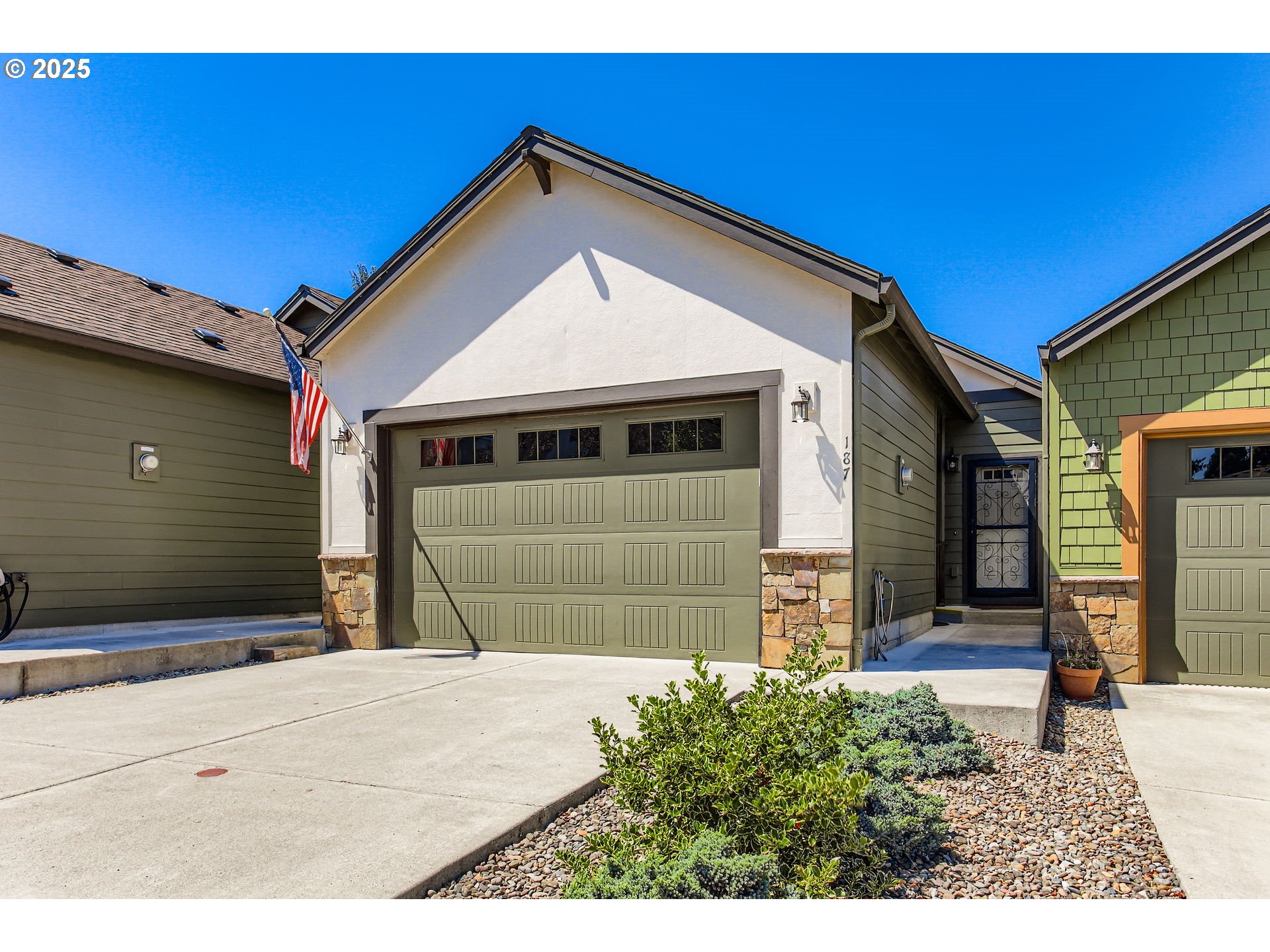 187 N 43RD PL