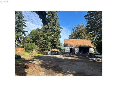 8615 SE ROOTS RD Clackamas OR 97015