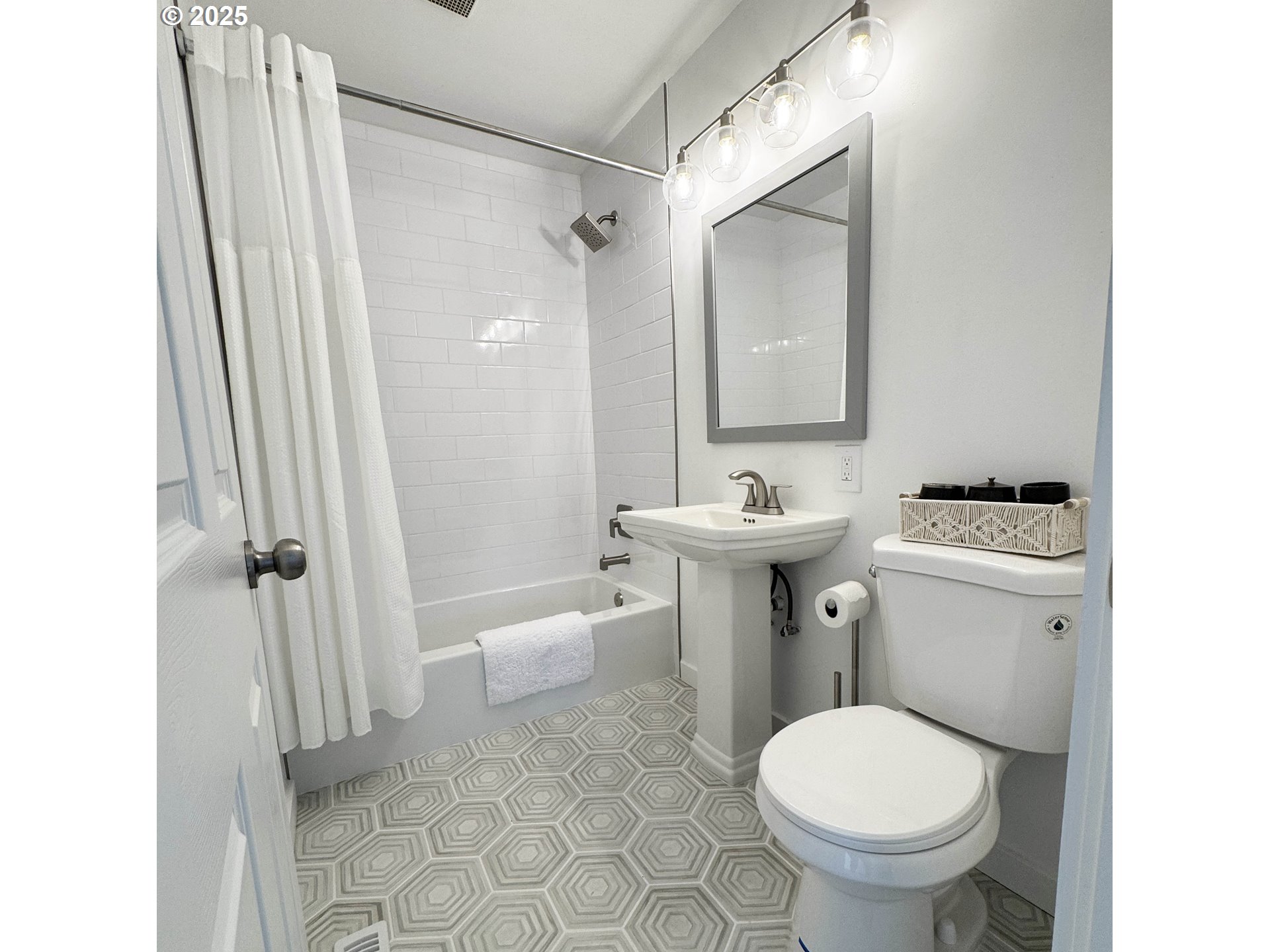 Portland, Oregon 97213, United States, 4 Bedrooms Bedrooms, ,2 BathroomsBathrooms,Residential,Active,32666