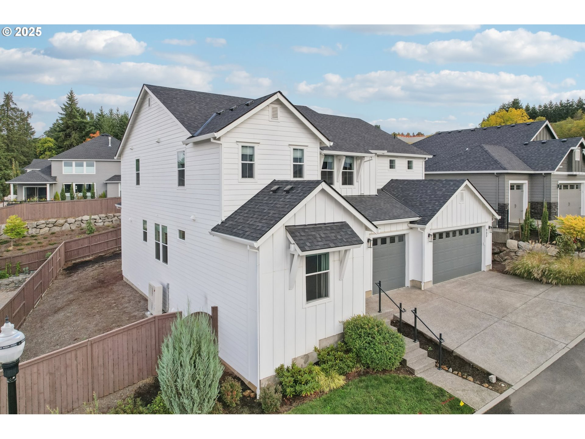 990 W MAGNOLIA LOOP