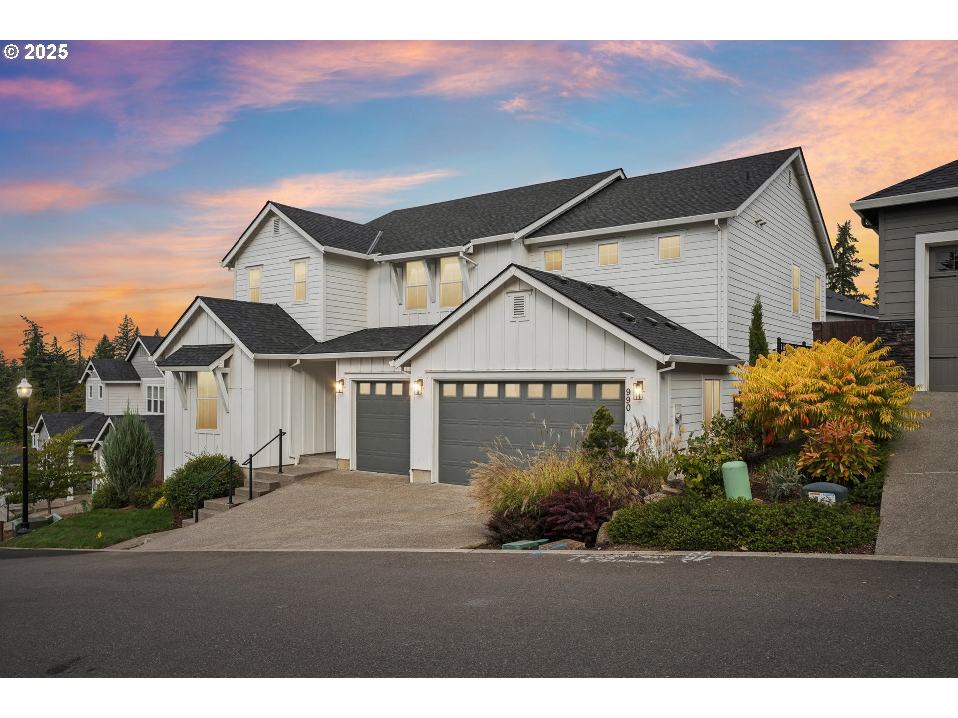990 W MAGNOLIA LOOP