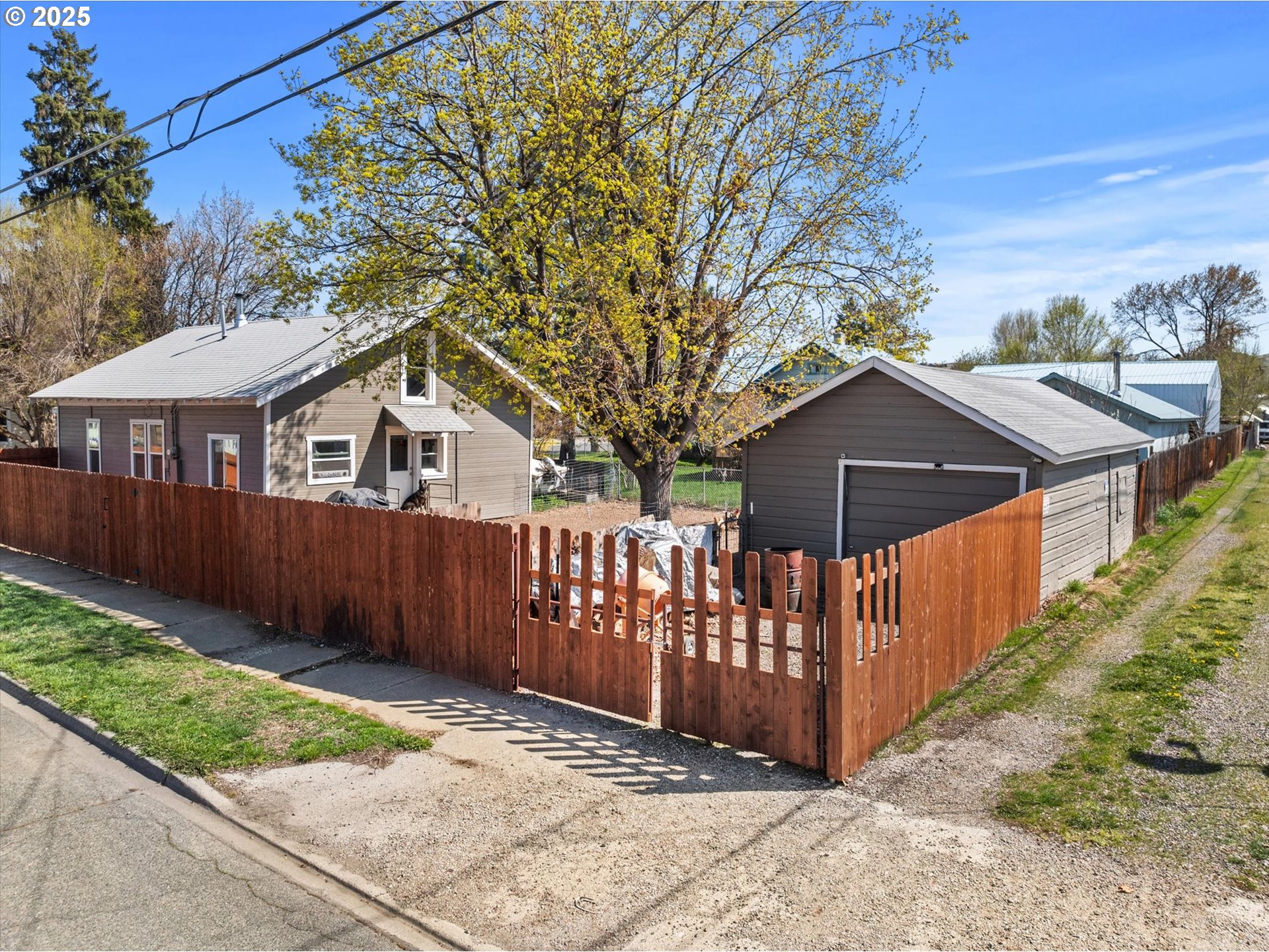 1037 WALNUT ST