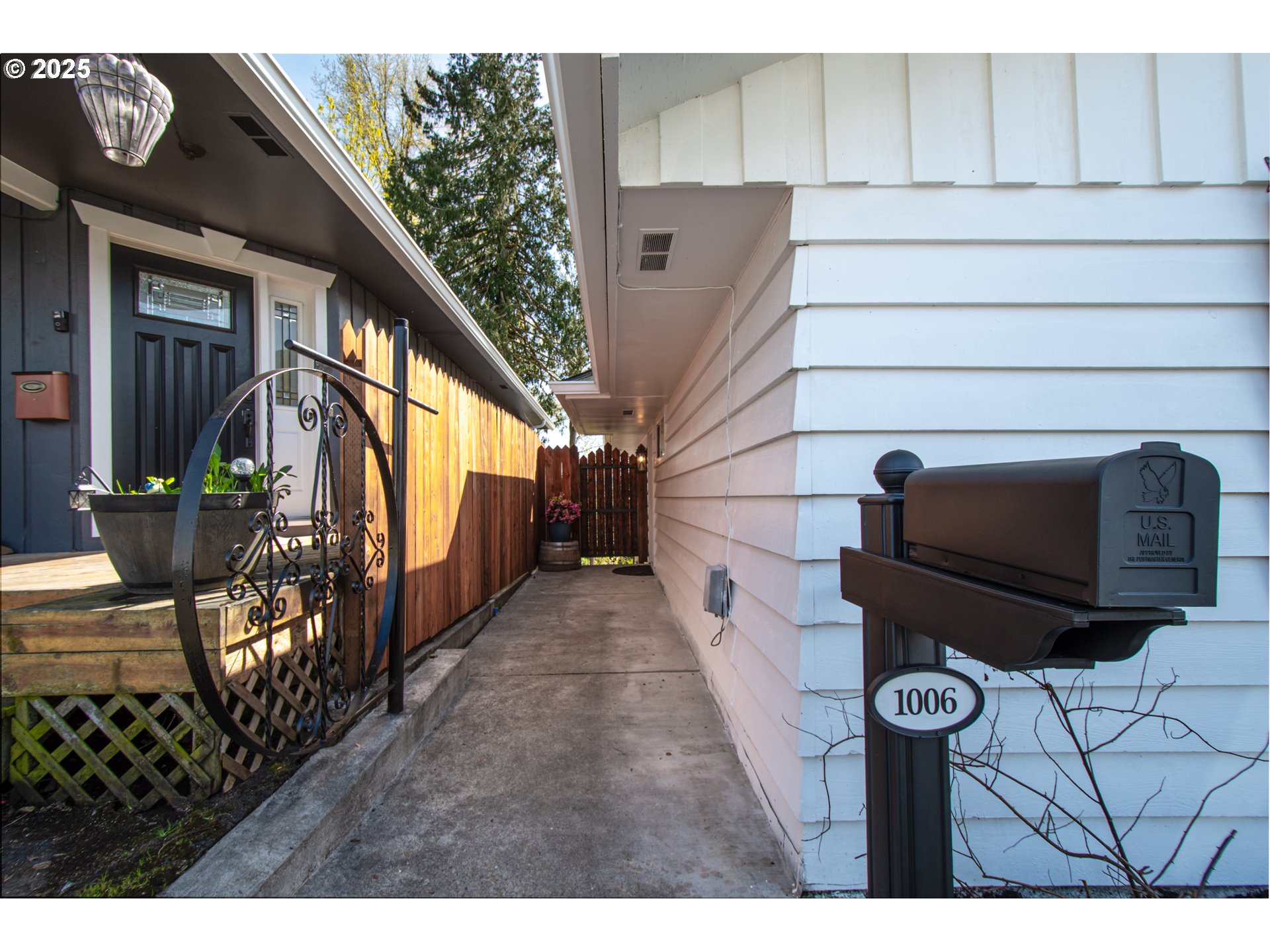 1006 COWLITZ WAY