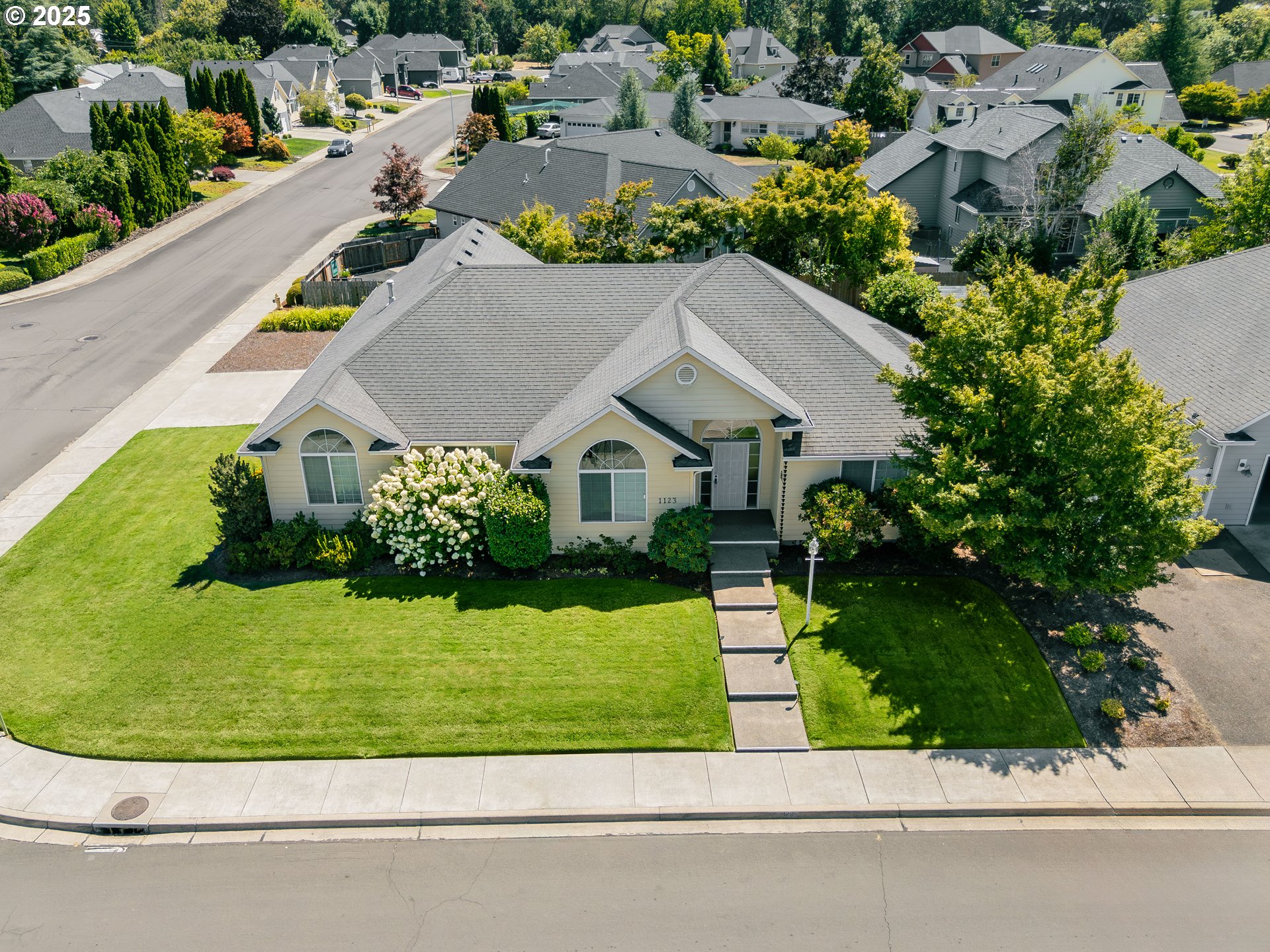1123 NW RIVERFRONT DR