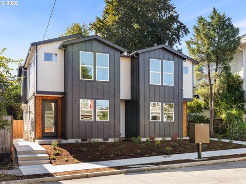 1062 SE Franklin ST Portland OR 97202