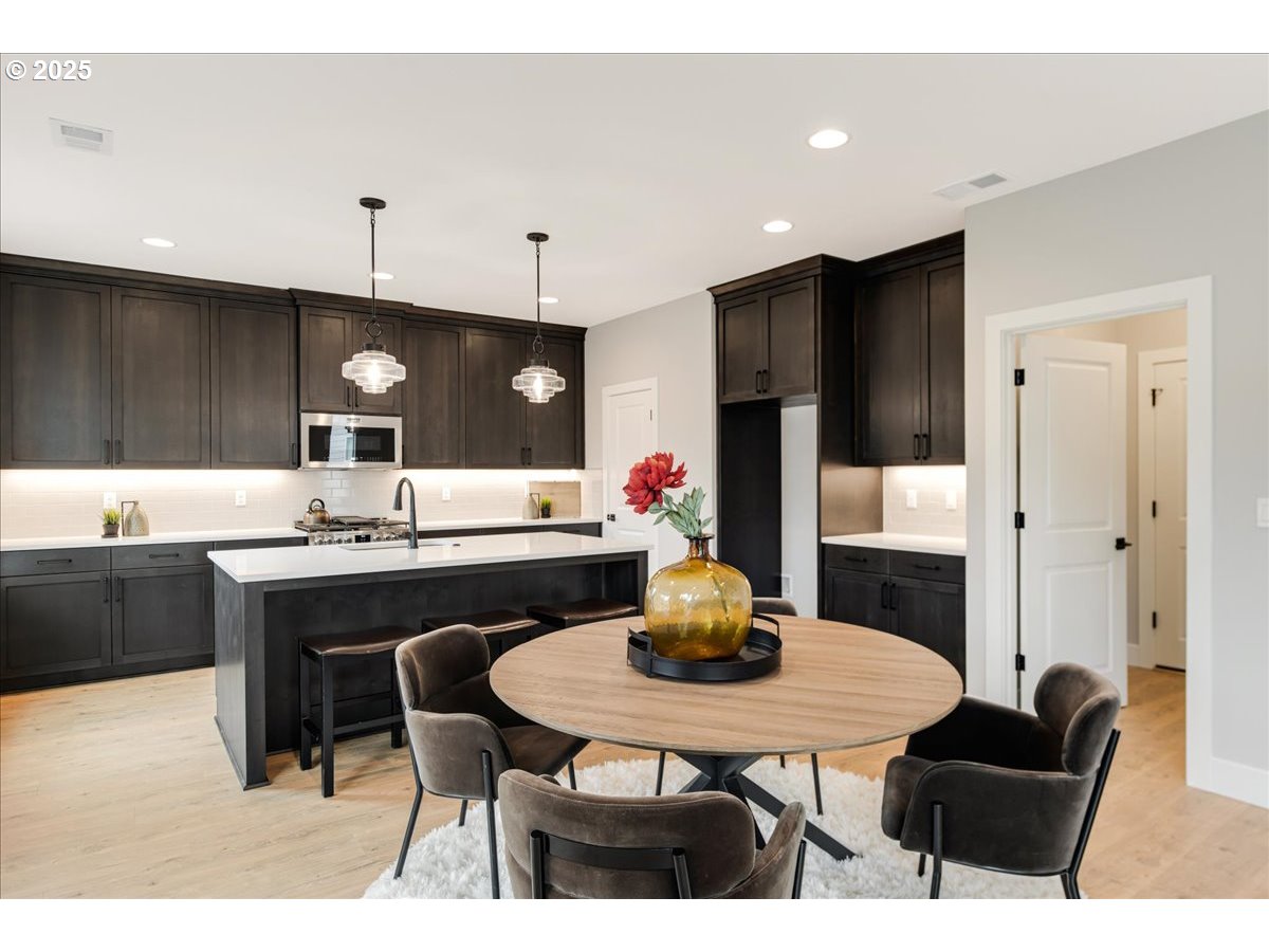 Gresham, Oregon 97080, United States, 5 Bedrooms Bedrooms, ,4 BathroomsBathrooms,Residential,Pending,28005