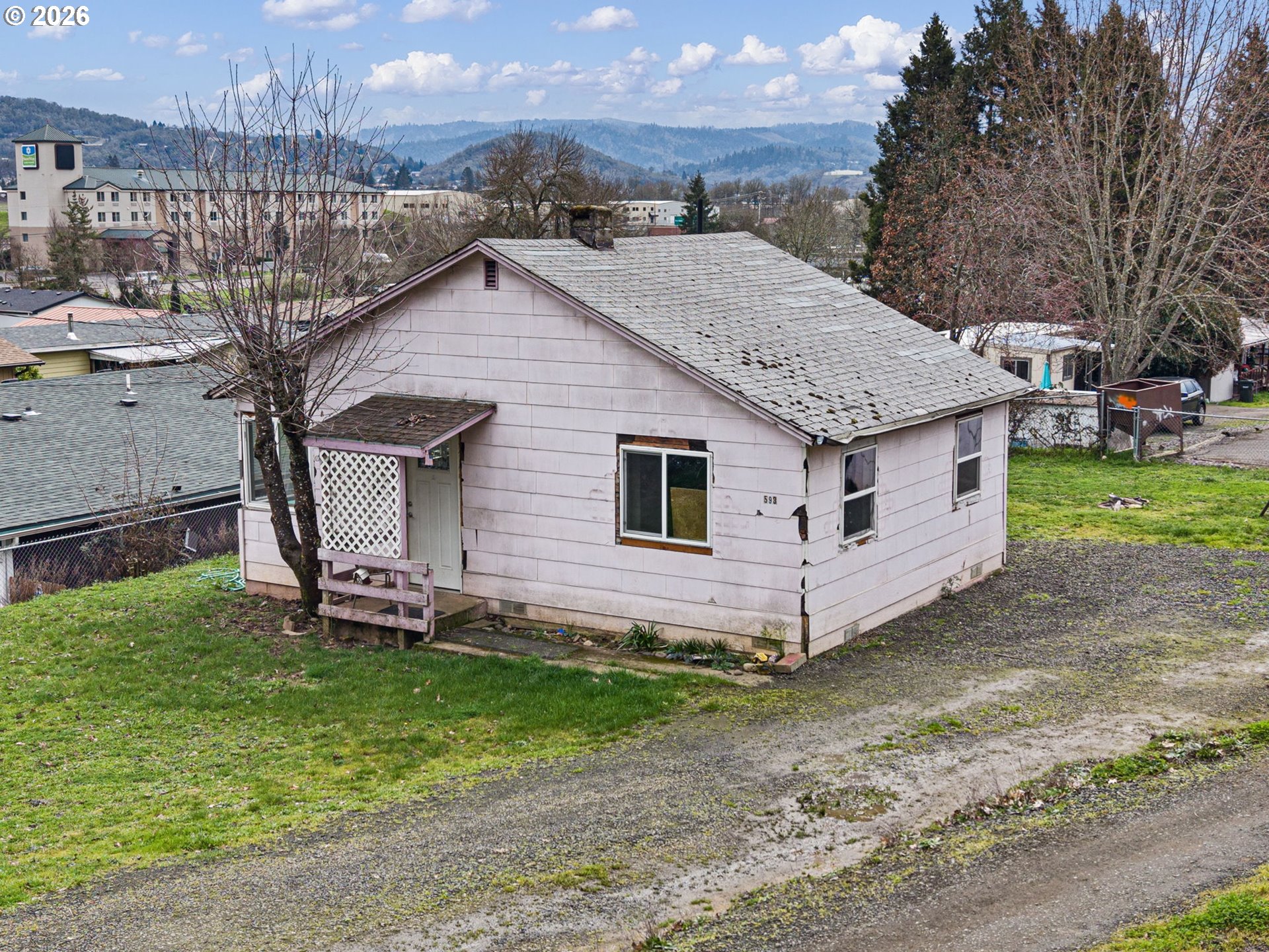 593 NW SWEETBRIER AVE