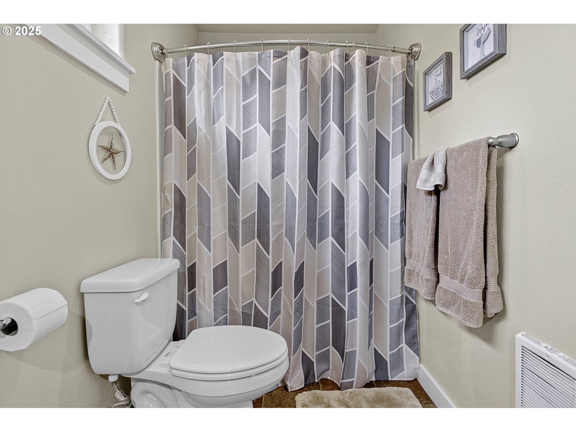 Eugene, Oregon 97404, United States, 4 Bedrooms Bedrooms, ,3 BathroomsBathrooms,Residential,Active,187749