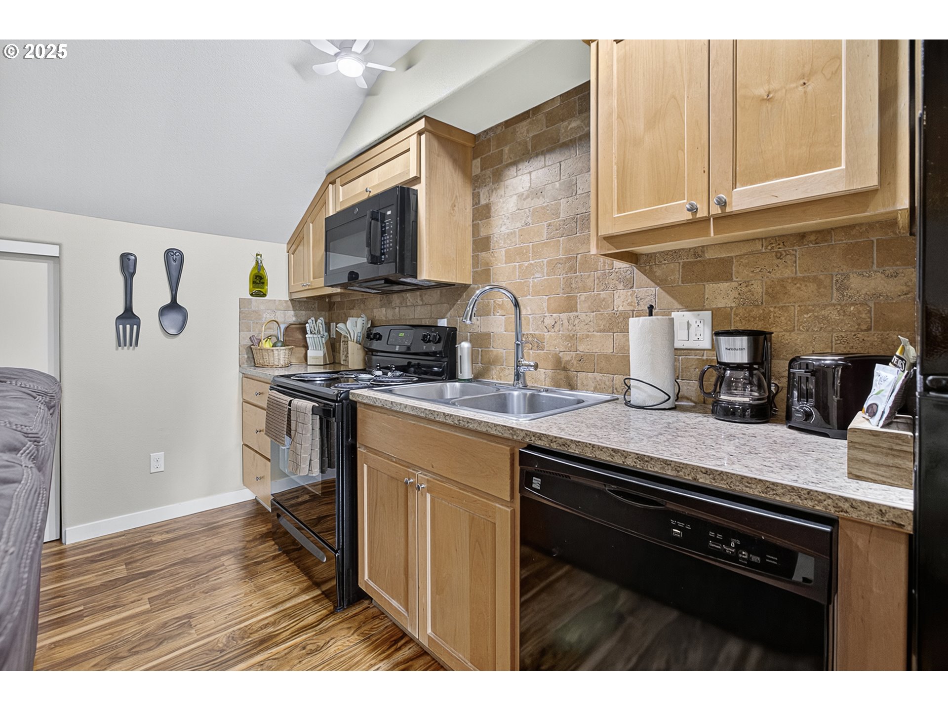 Eugene, Oregon 97404, United States, 4 Bedrooms Bedrooms, ,3 BathroomsBathrooms,Residential,Active,187749