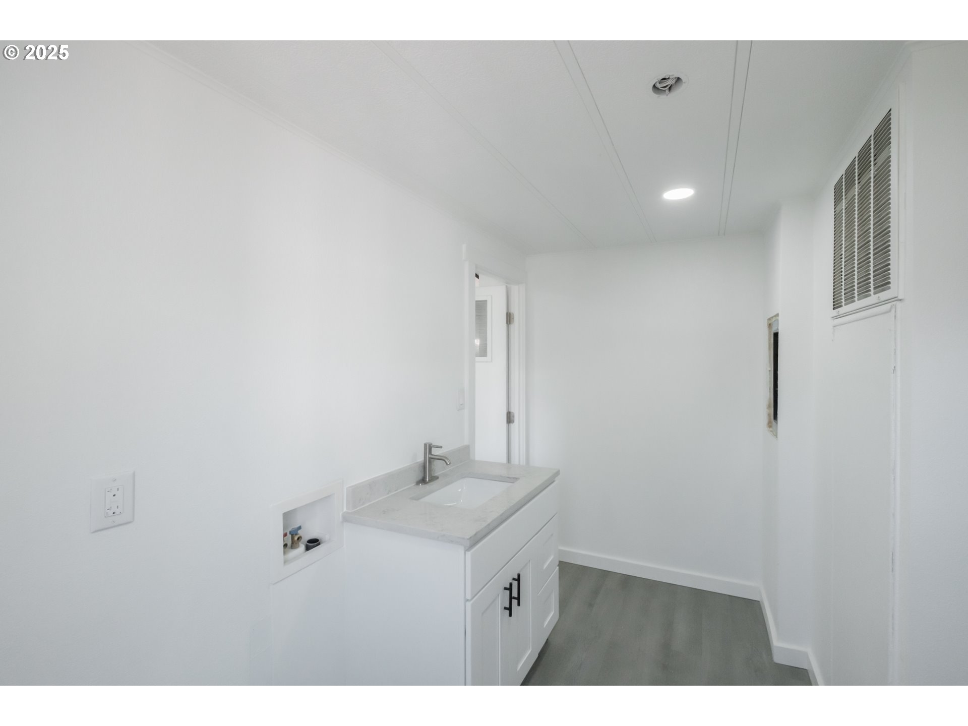 Salem, Oregon 97305, United States, 3 Bedrooms Bedrooms, ,2 BathroomsBathrooms,Residential,Pending,81828