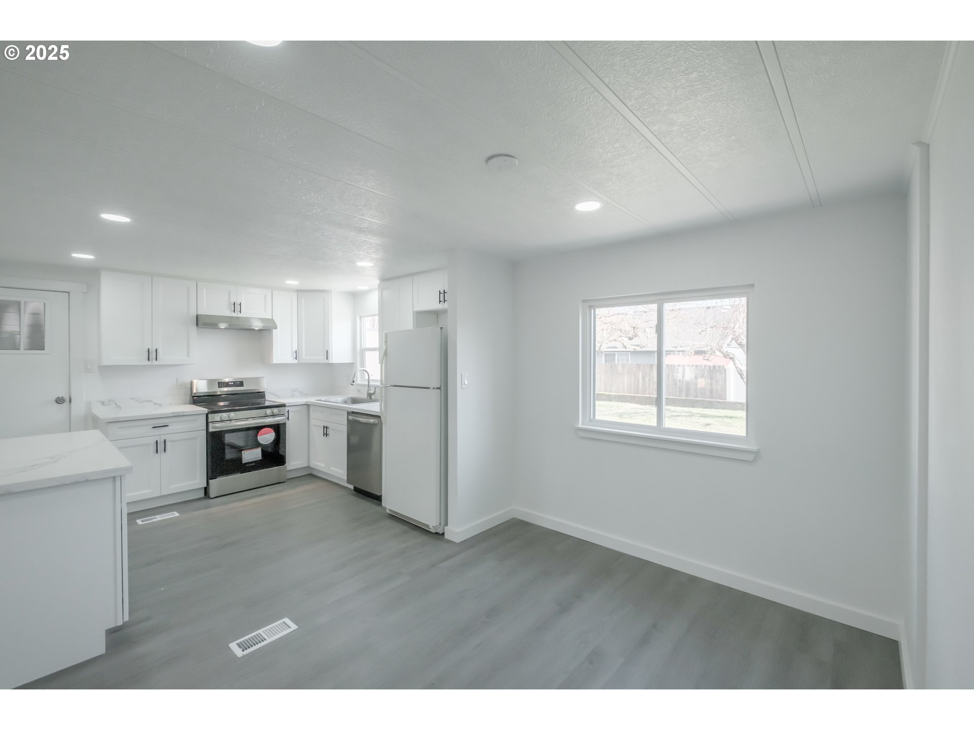 Salem, Oregon 97305, United States, 3 Bedrooms Bedrooms, ,2 BathroomsBathrooms,Residential,Pending,81828