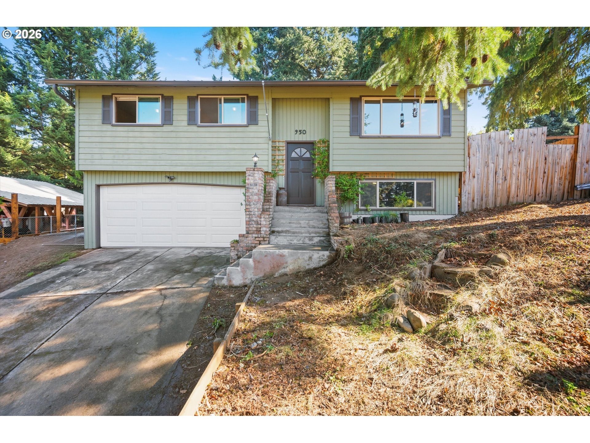 950 NE EDGEHILL DR