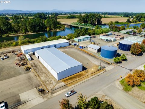 810 S 2ND ST Harrisburg OR 97446