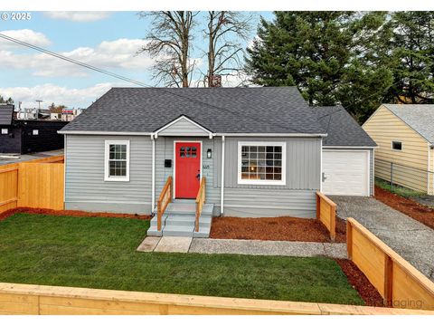 Photo of 8225 SE Raymond Ct, Portland, OR 97266 (MLS # 710100977)