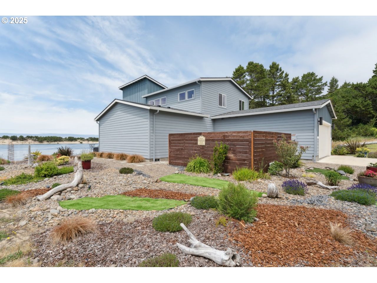 3335 RHODODENDRON DR