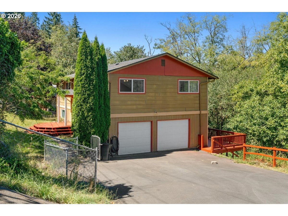 102 GREEN HILL DR