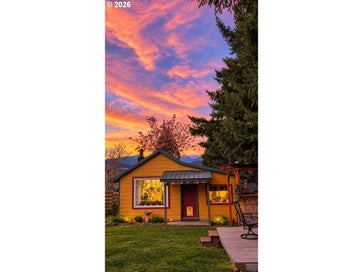 824 CASCADE AVE Hood River OR 97031
