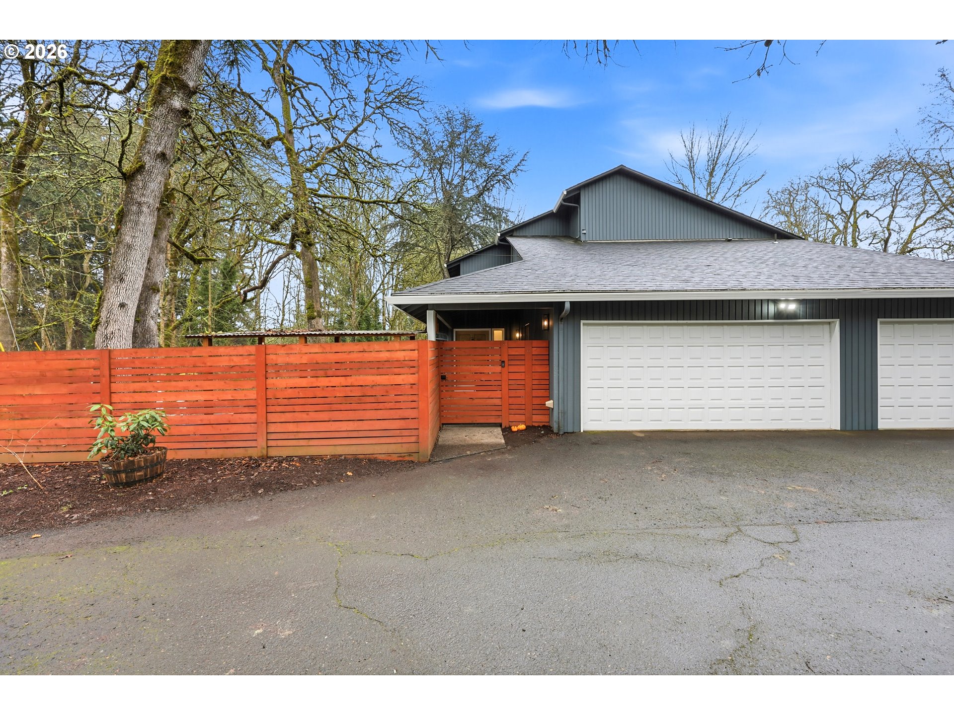 3102 NE ROYAL OAKS DR