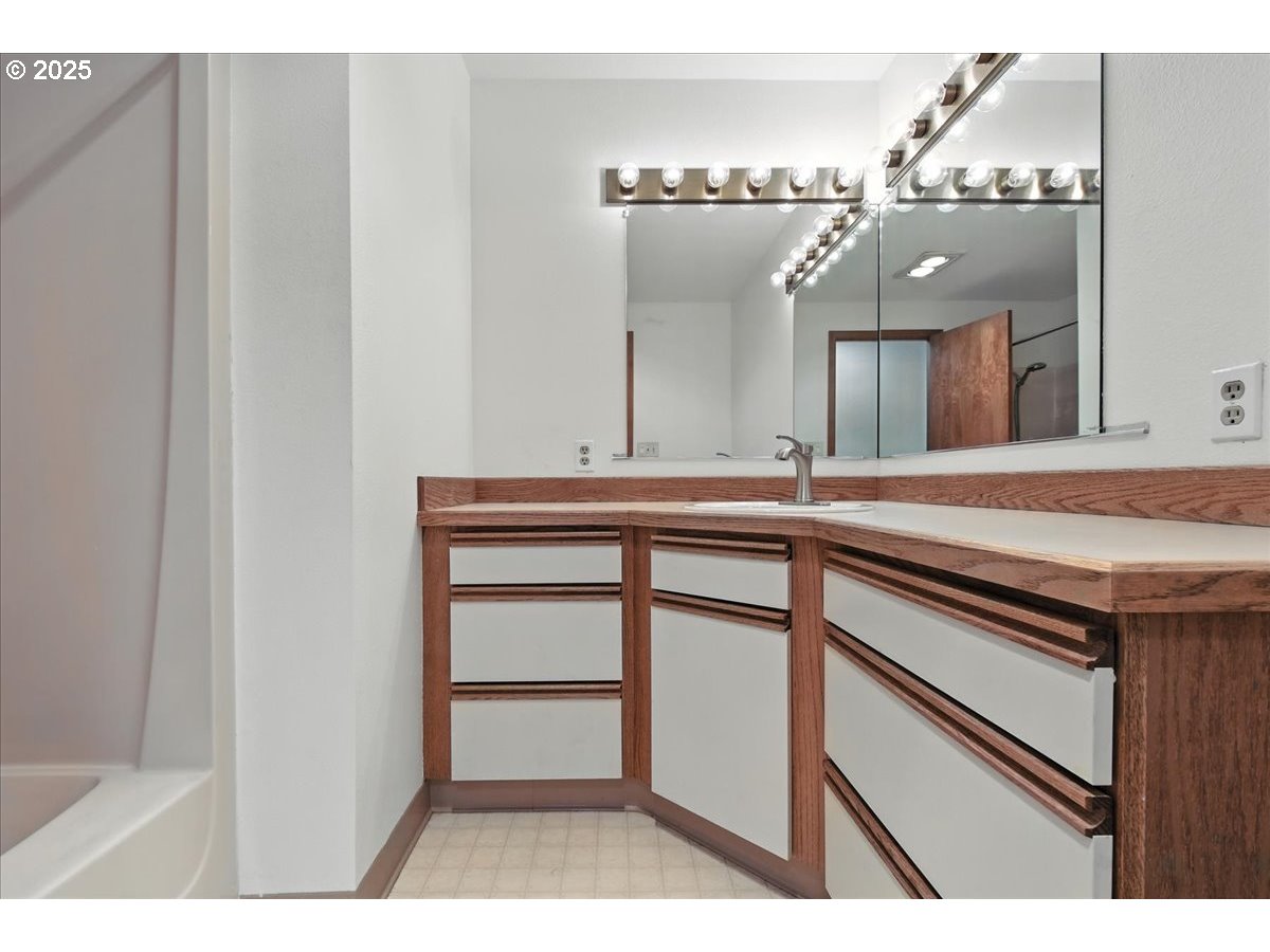 Vancouver, Washington 98682, United States, 2 Bedrooms Bedrooms, ,2 BathroomsBathrooms,Residential,Pending,195148