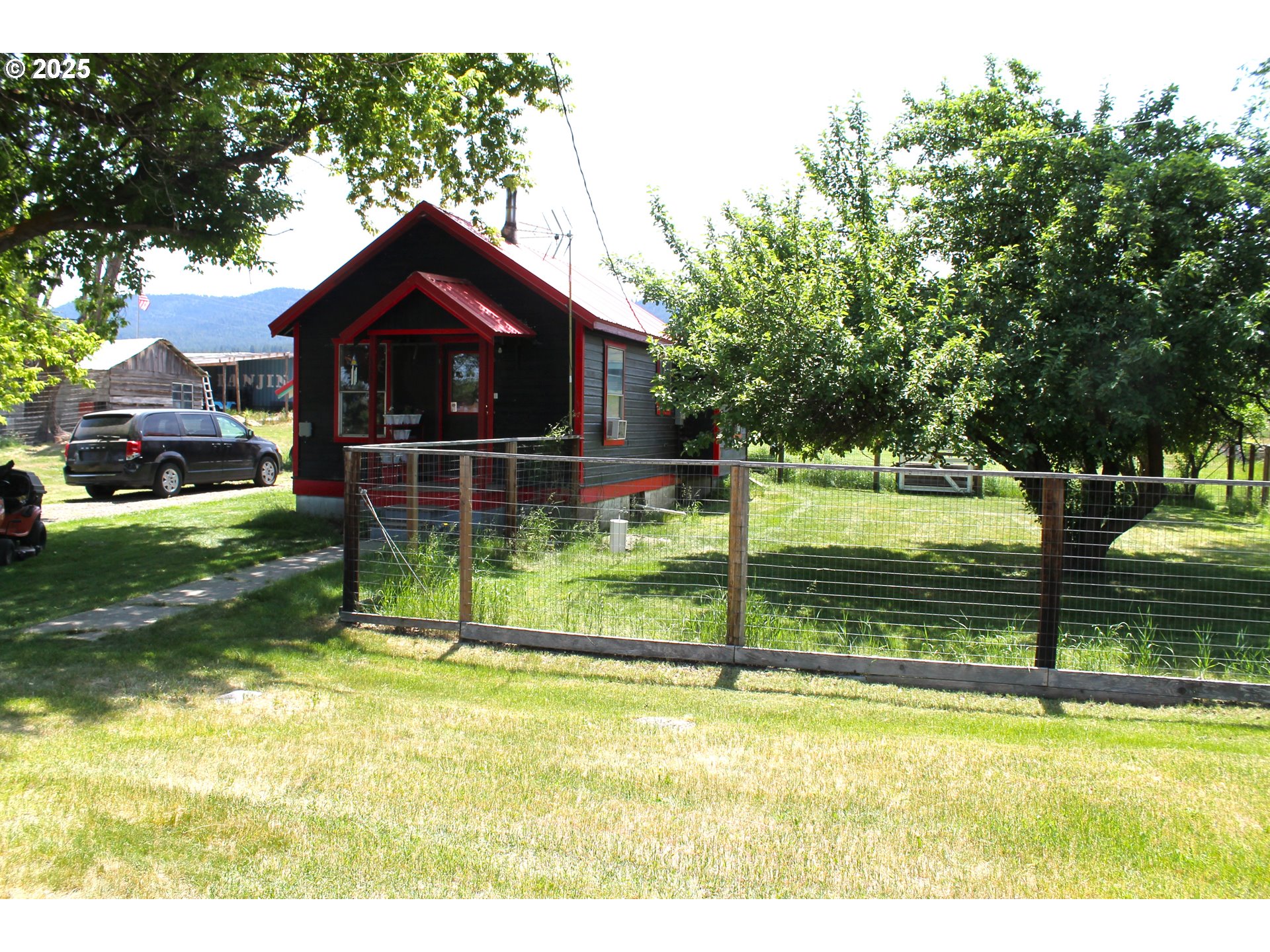 335 W 3RD ST