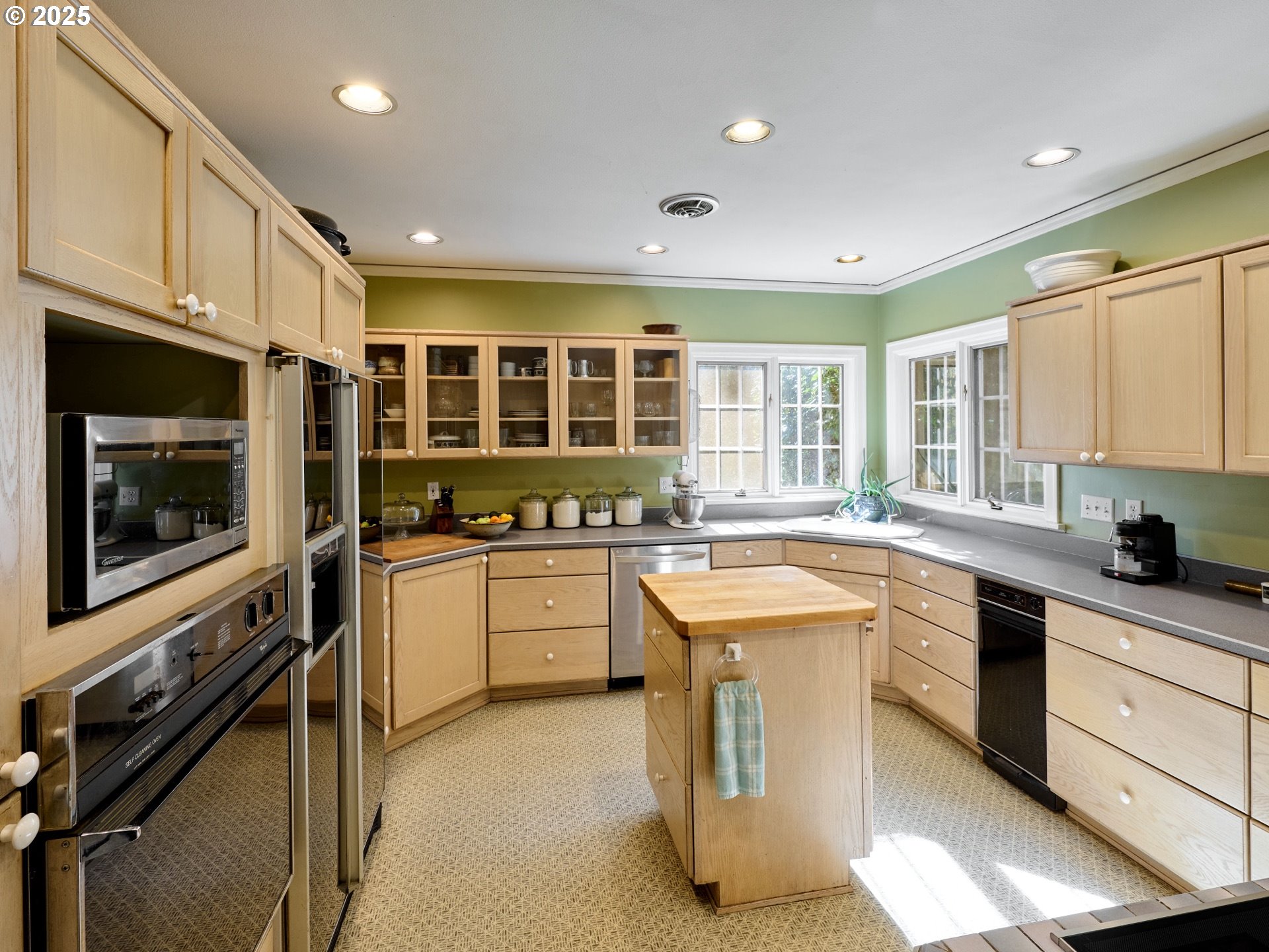 Oregon City, Oregon 97045, United States, 3 Bedrooms Bedrooms, ,4 BathroomsBathrooms,Residential,Active,97967