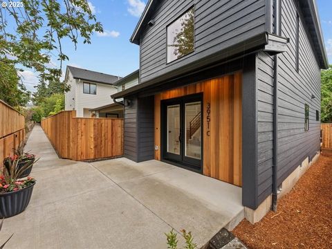 3951 SE Liebe ST C Portland OR 97202