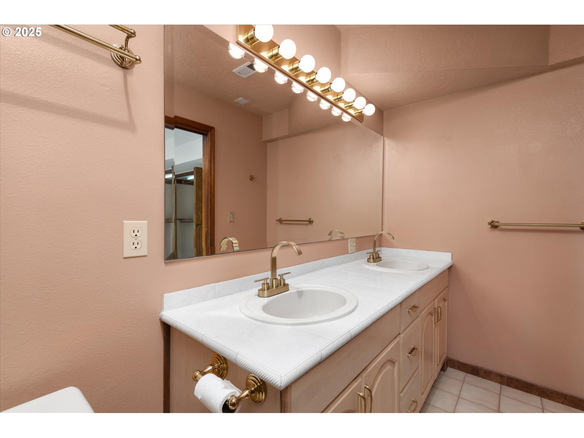 Cottage Grove, Oregon 97424, United States, 3 Bedrooms Bedrooms, ,3 BathroomsBathrooms,Residential,Active,15463