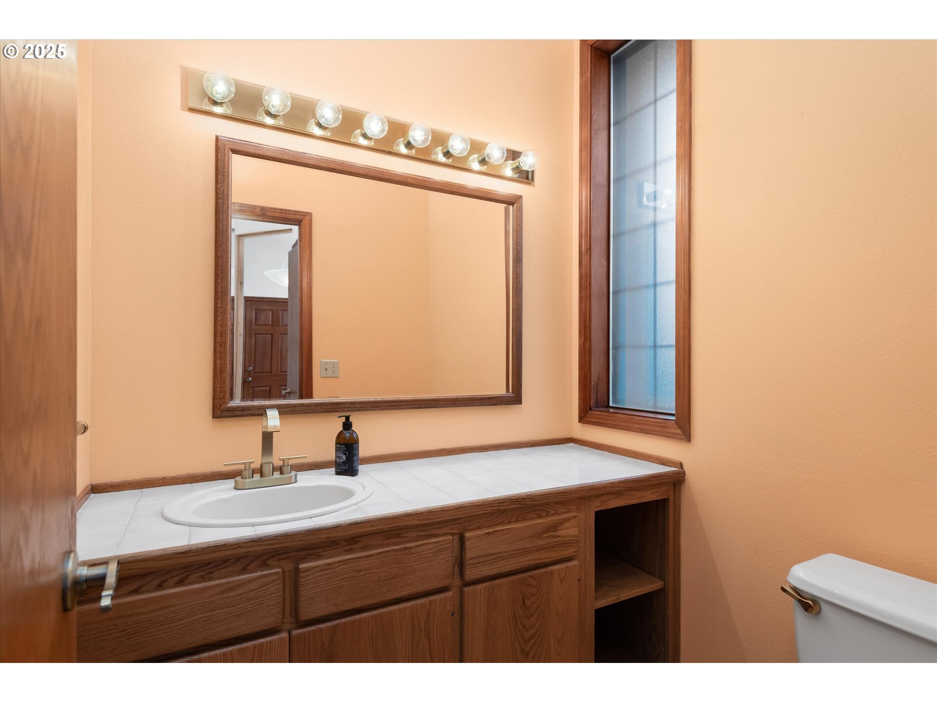 Cottage Grove, Oregon 97424, United States, 3 Bedrooms Bedrooms, ,3 BathroomsBathrooms,Residential,Active,15463