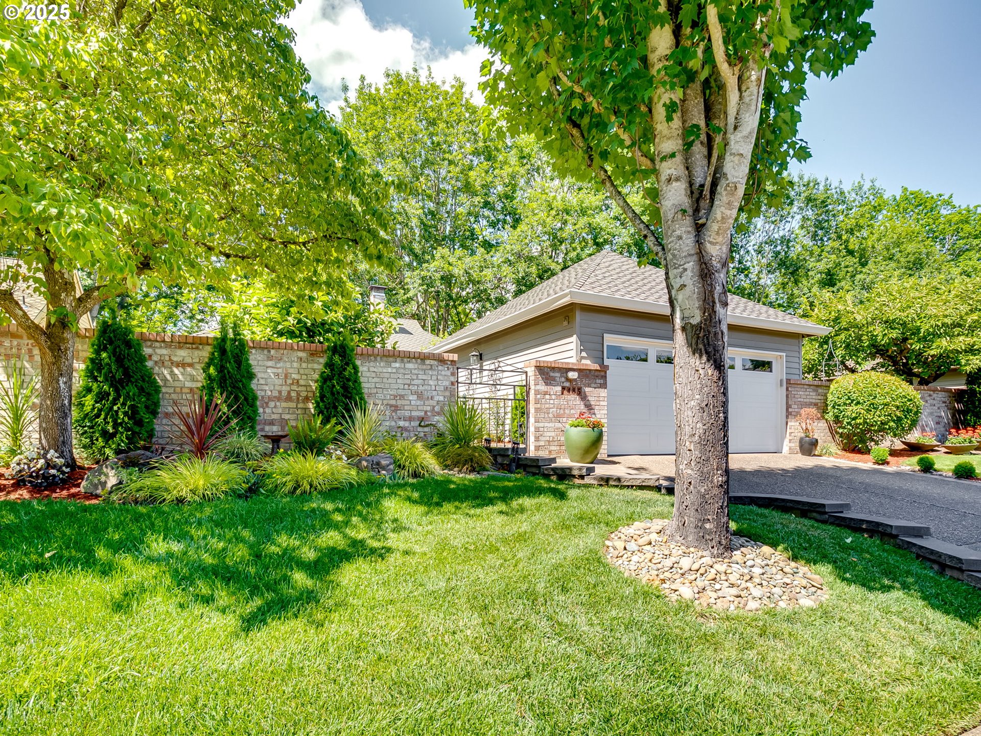 7485 SW LAKESIDE DR