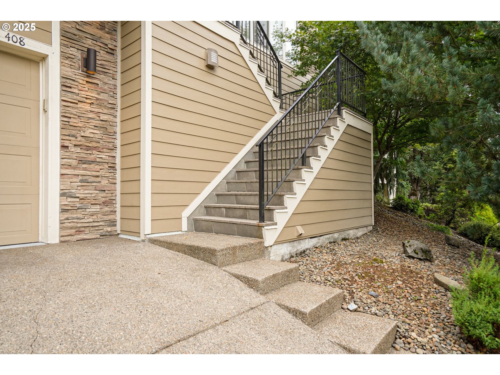 408 LA CRESTA DR