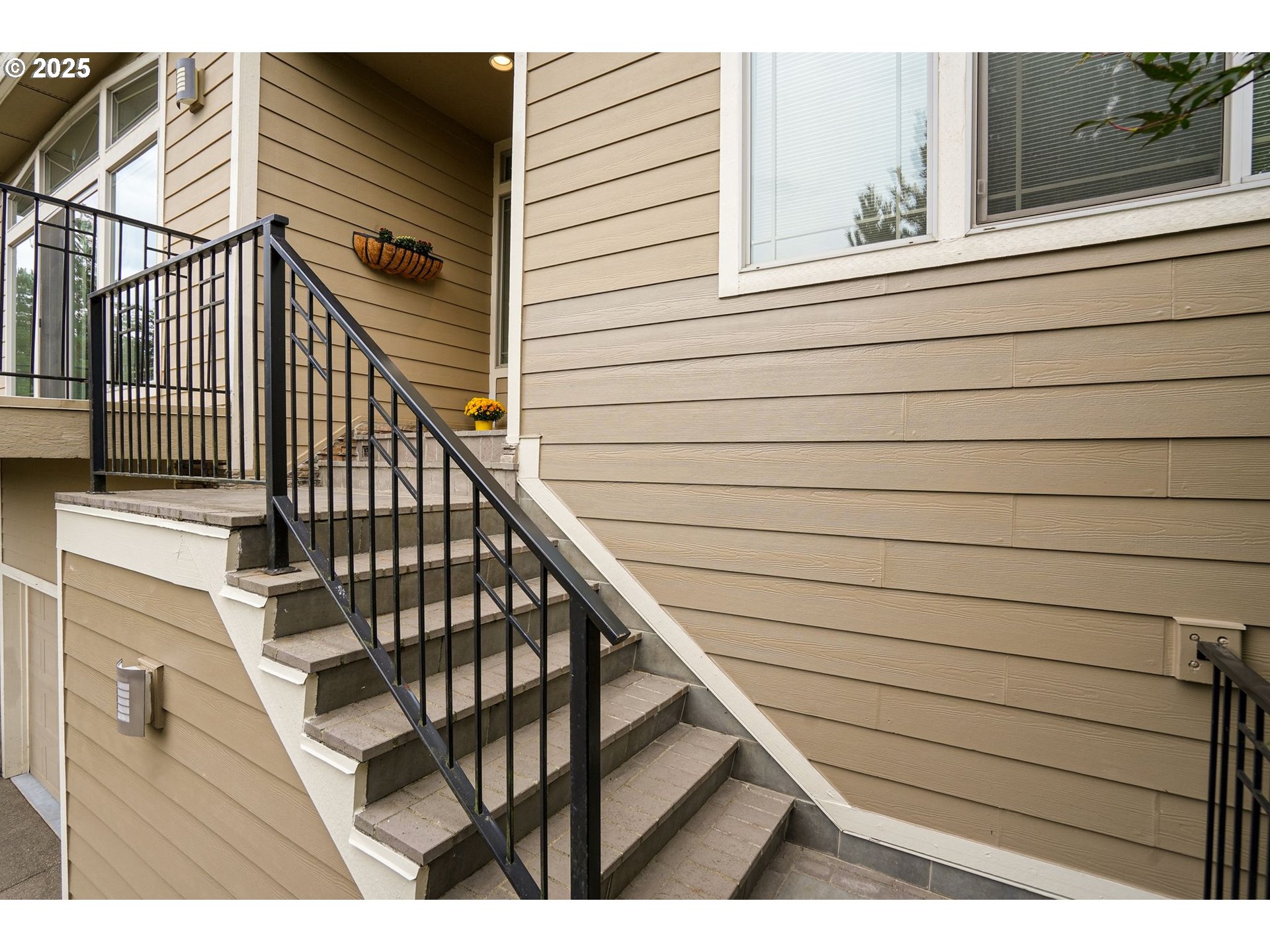 408 LA CRESTA DR