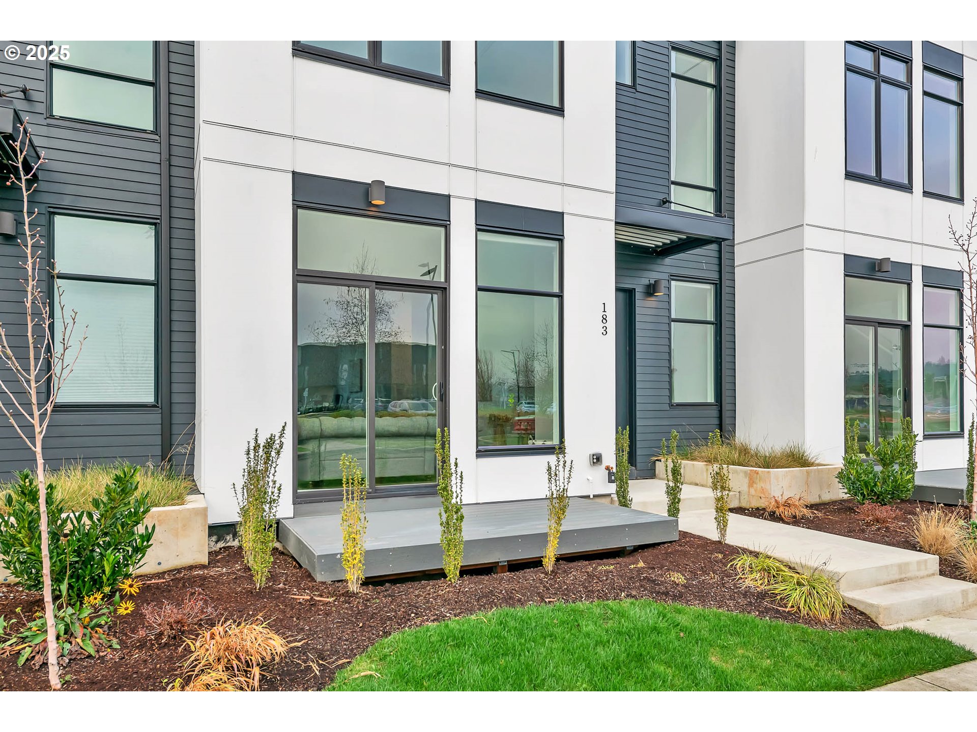183 E 20TH AVE