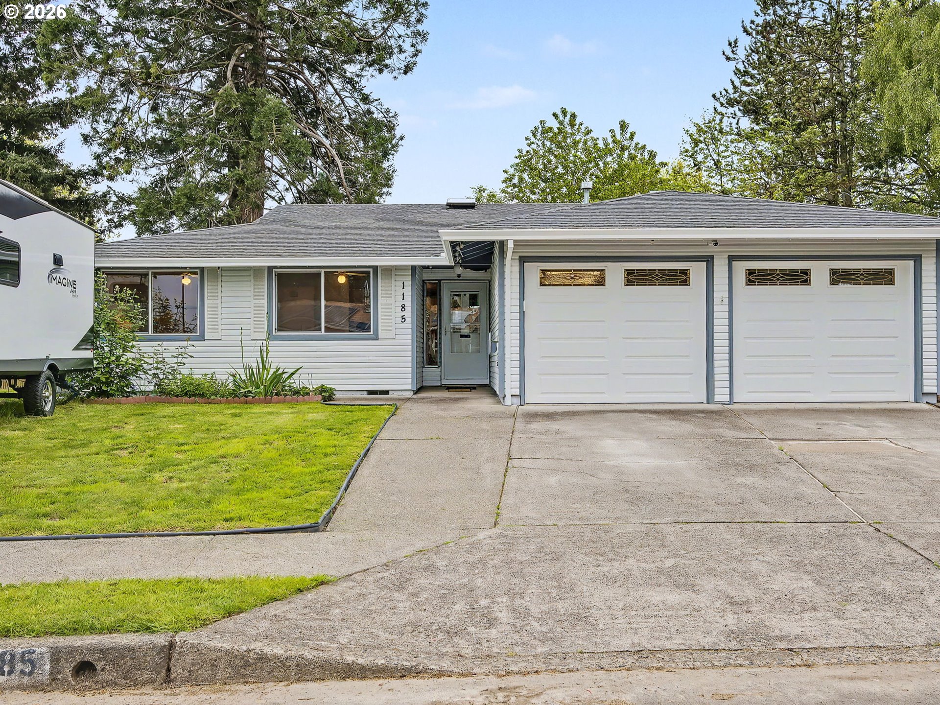 1185 NE HACIENDA LN