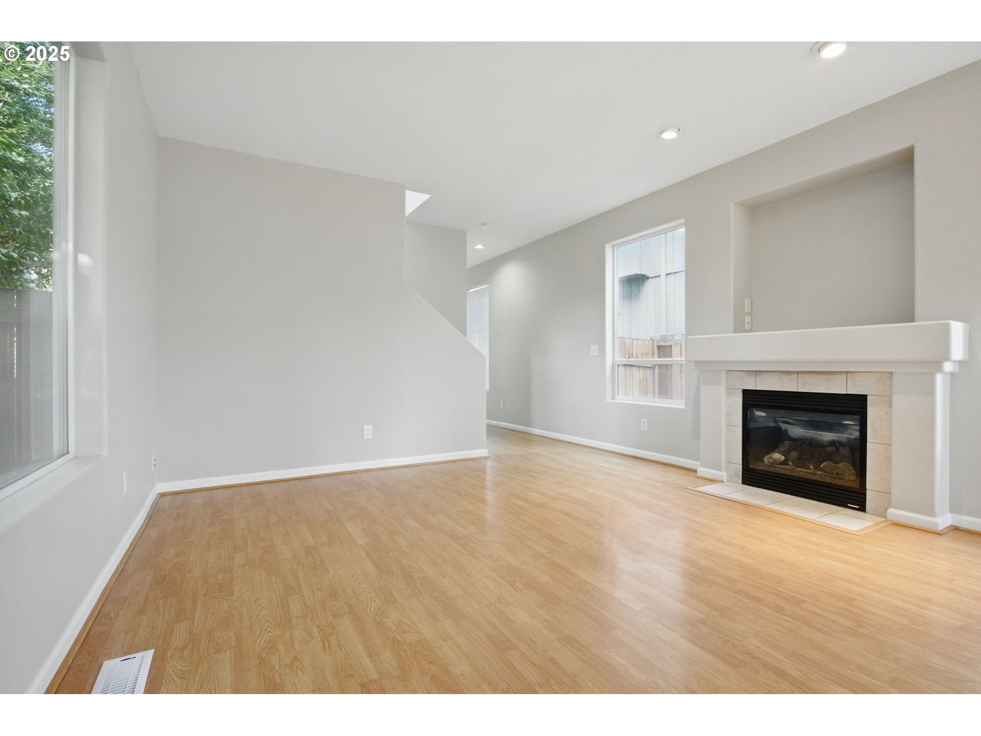 8564 N MOHAWK AVE