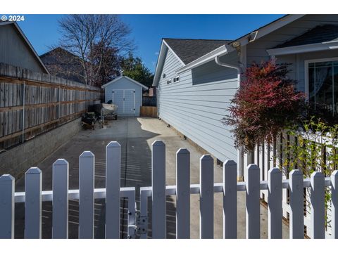 A home in Sutherlin