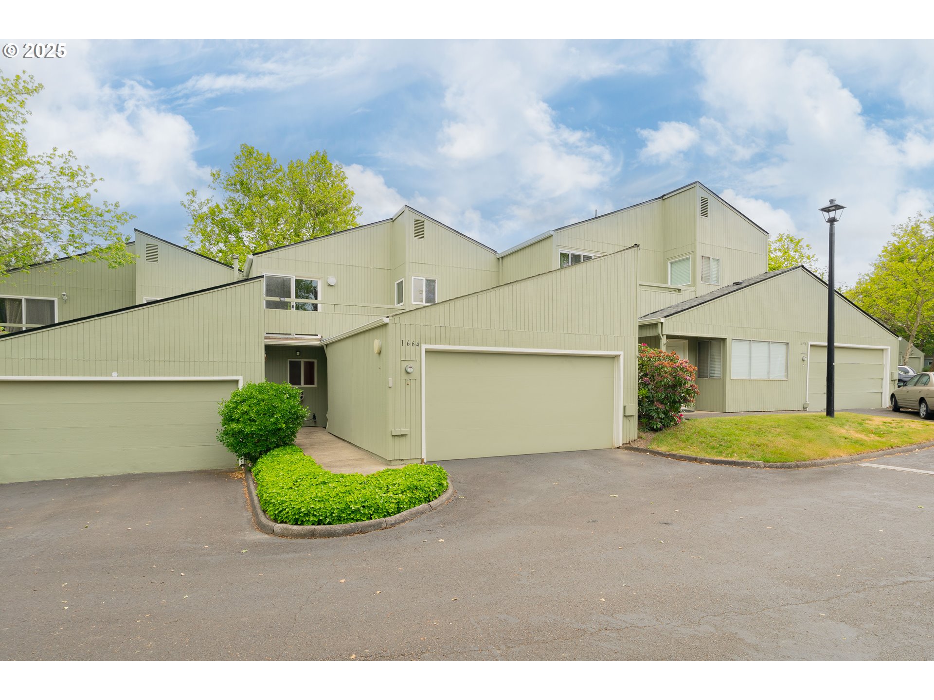 1664 NW ROLLING HILL DR