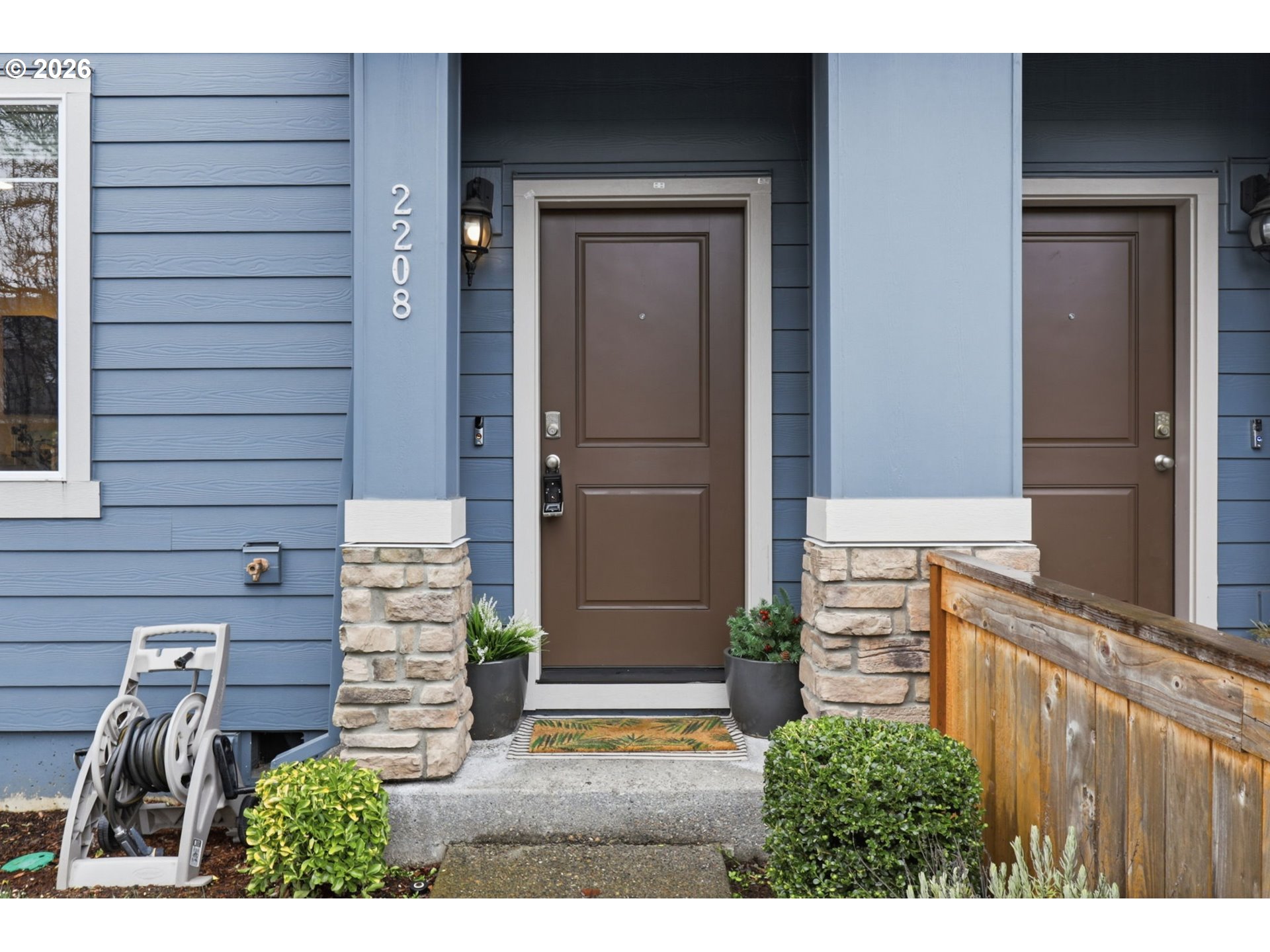 2208 NE FOUR SEASONS LN