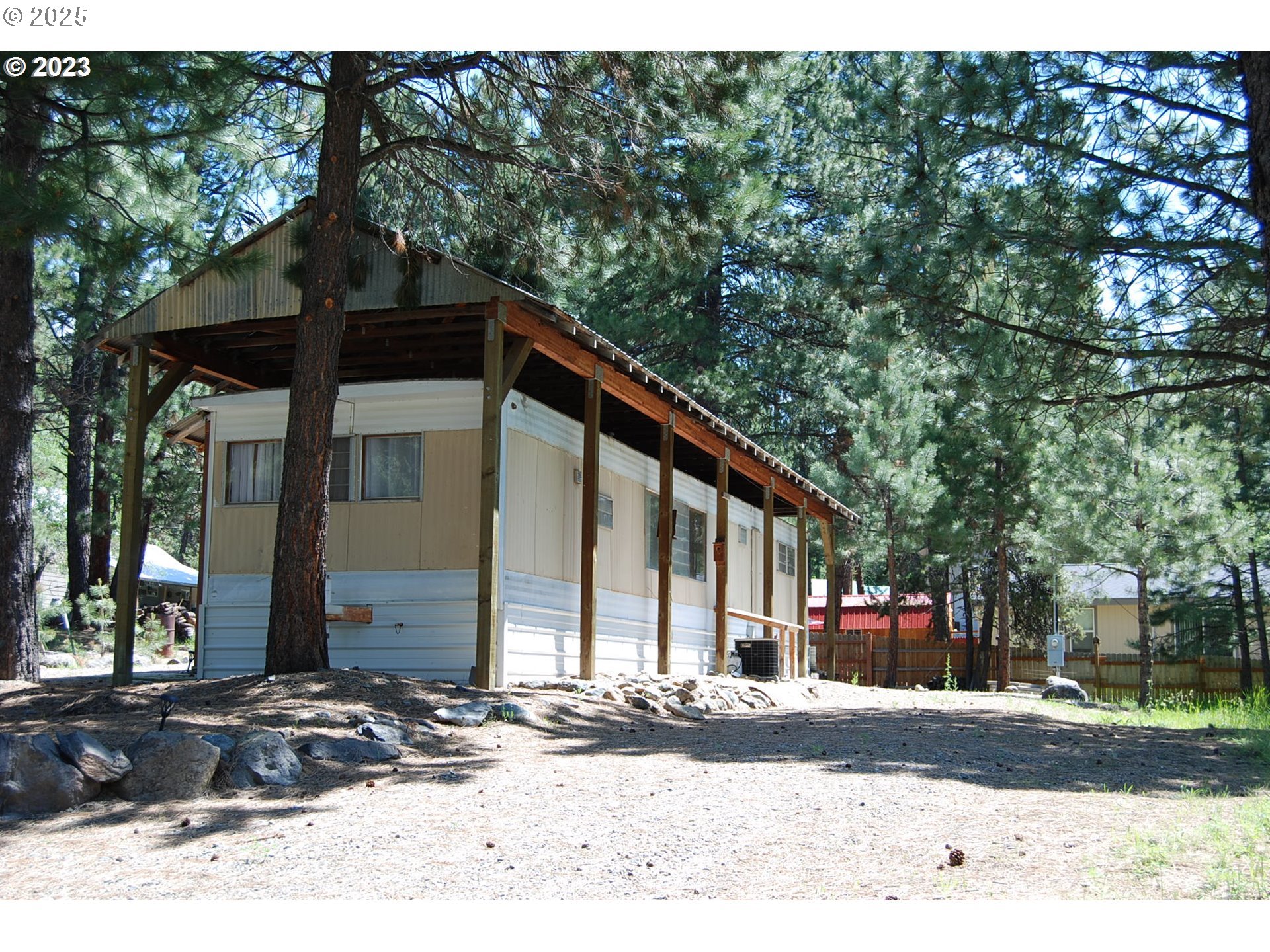 272 SE BONANZA ST